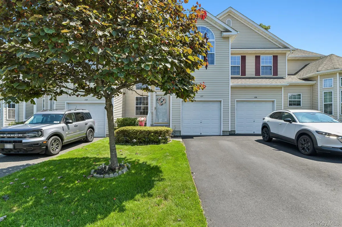 107 Kettles LN, Medford, NY 11763