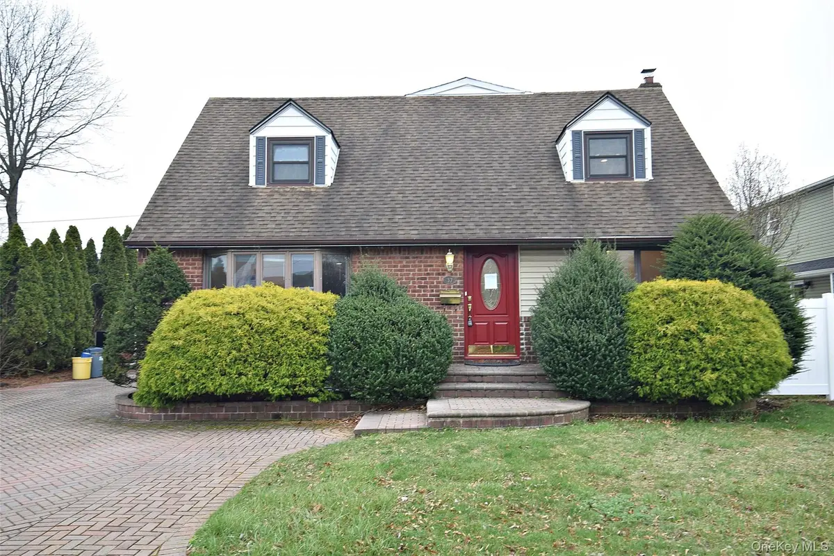 37 Amby AVE, Plainview, NY 11803