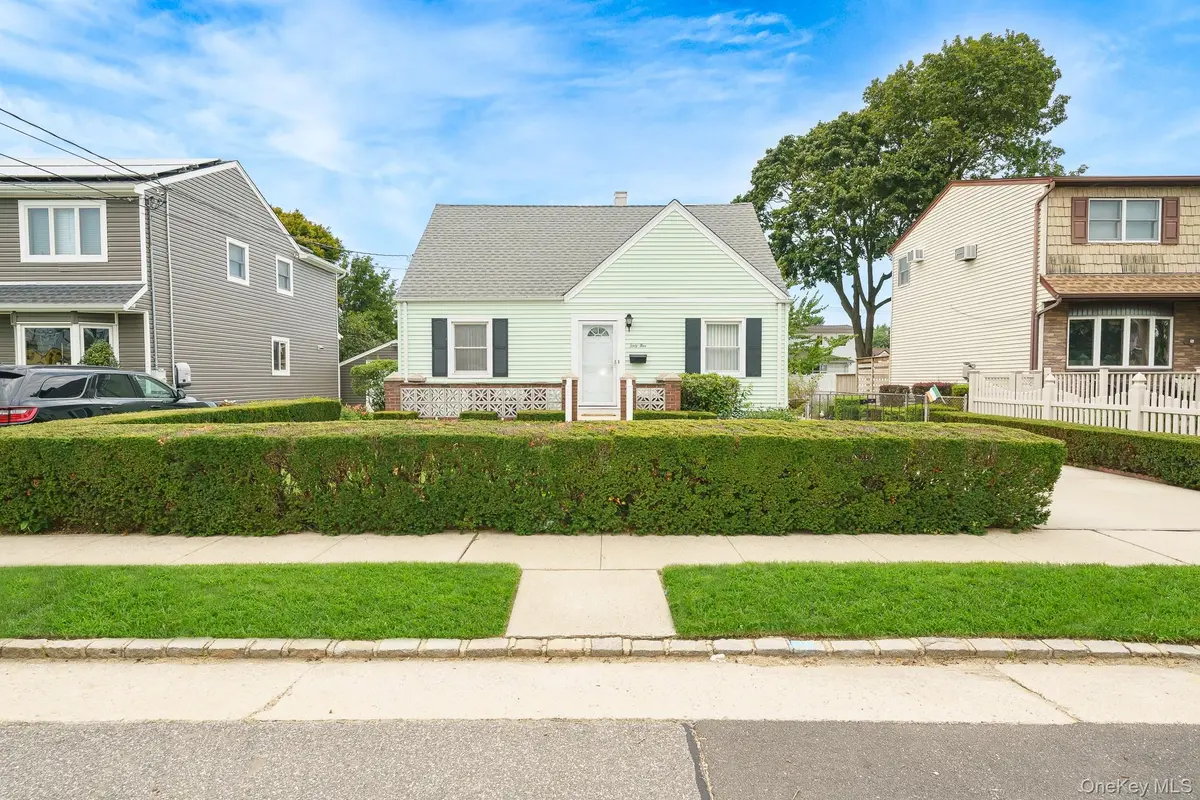 65 5th ST, Garden City Park, NY 11040