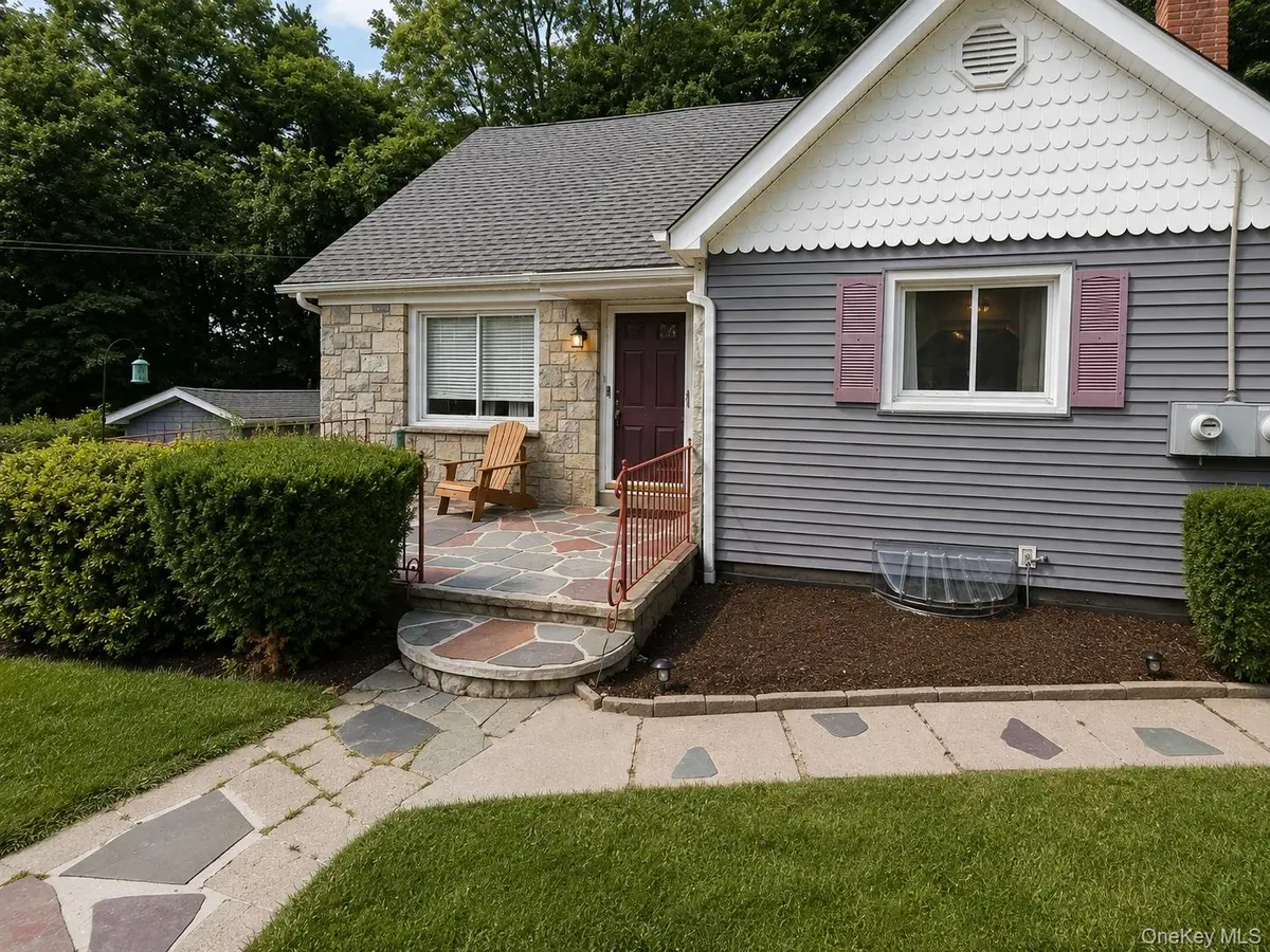 30 Lakeview TER, Mahopac, NY 10541