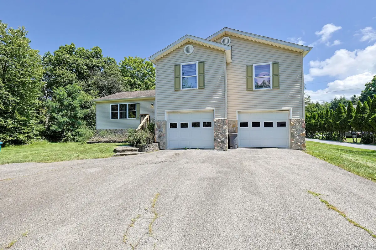 96 Velie RD, Lagrangeville, NY 12540