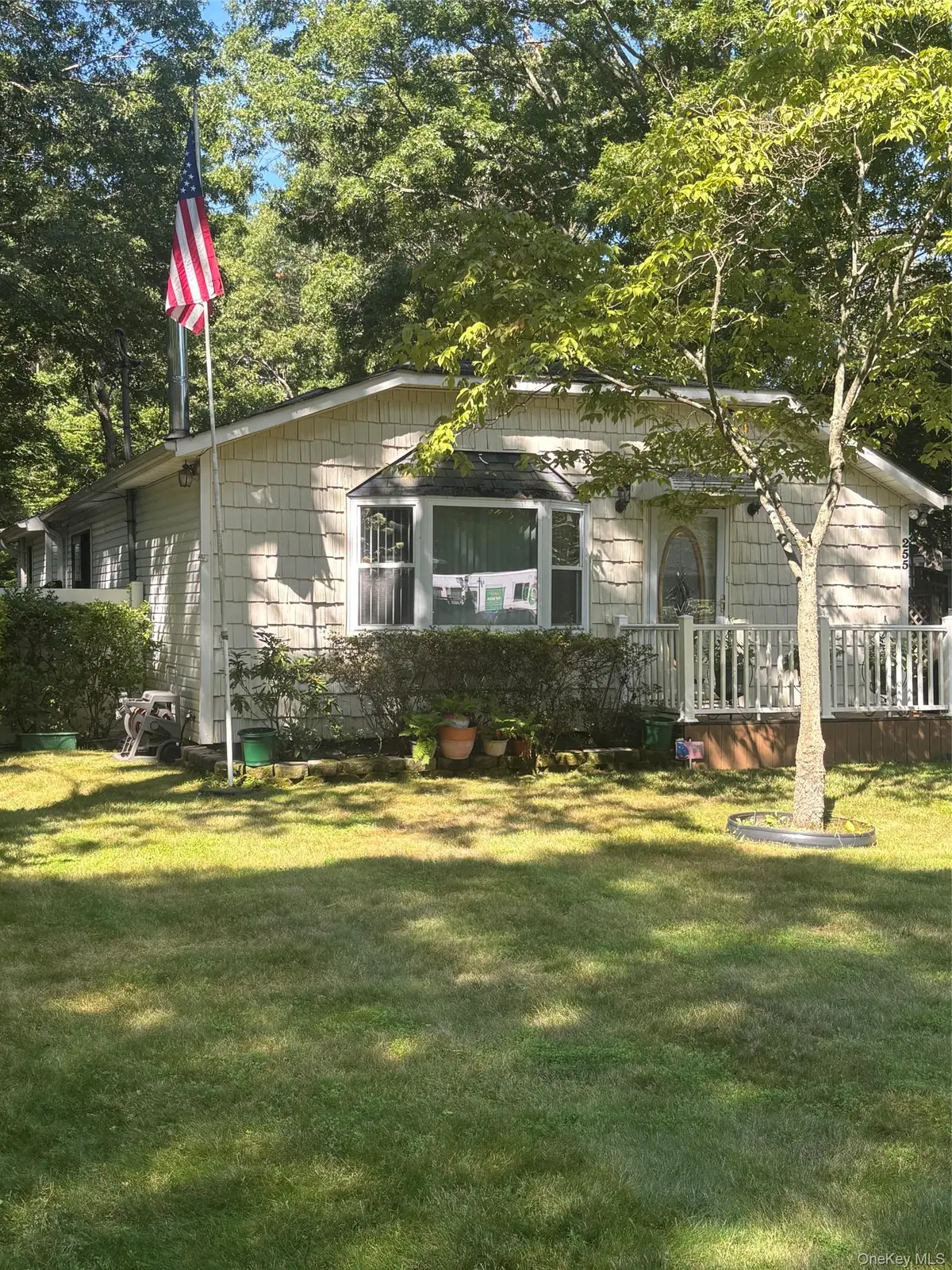 255 Auborn AVE, Shirley, NY 11967