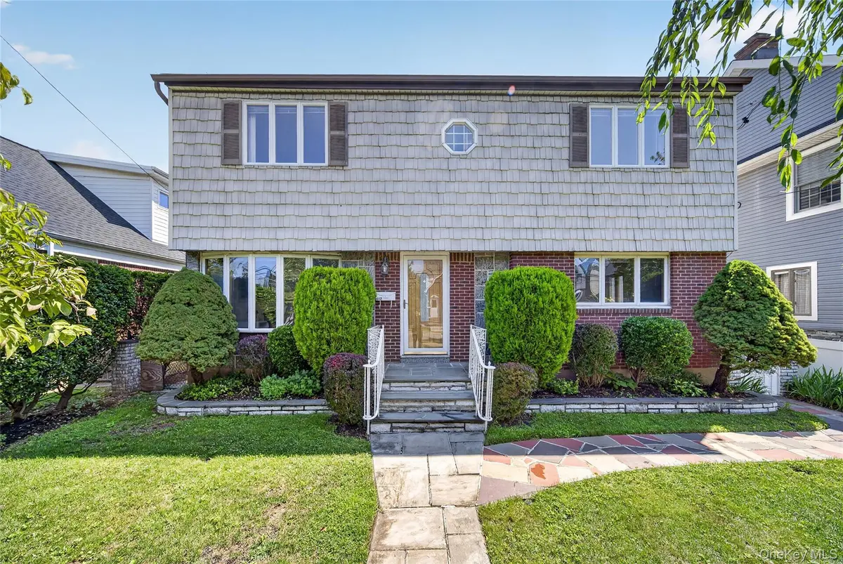 612 Marcellus RD, Williston Park, NY 11596