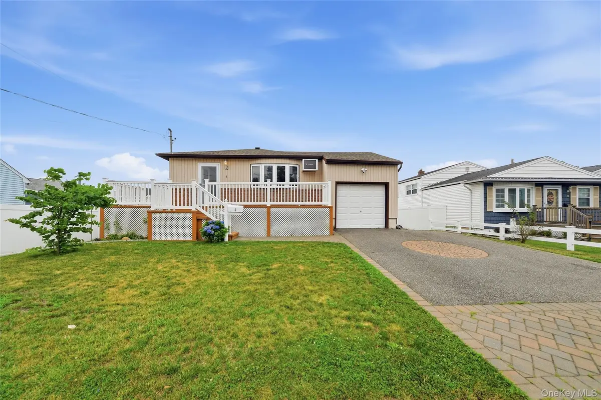 4 Farragut AVE, Lindenhurst, NY 11757