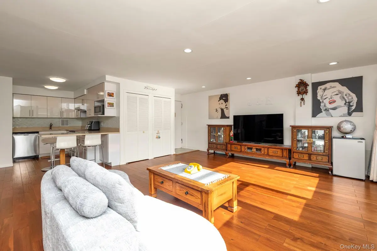 10-10 166 ST #6D, Beechhurst, NY 11357