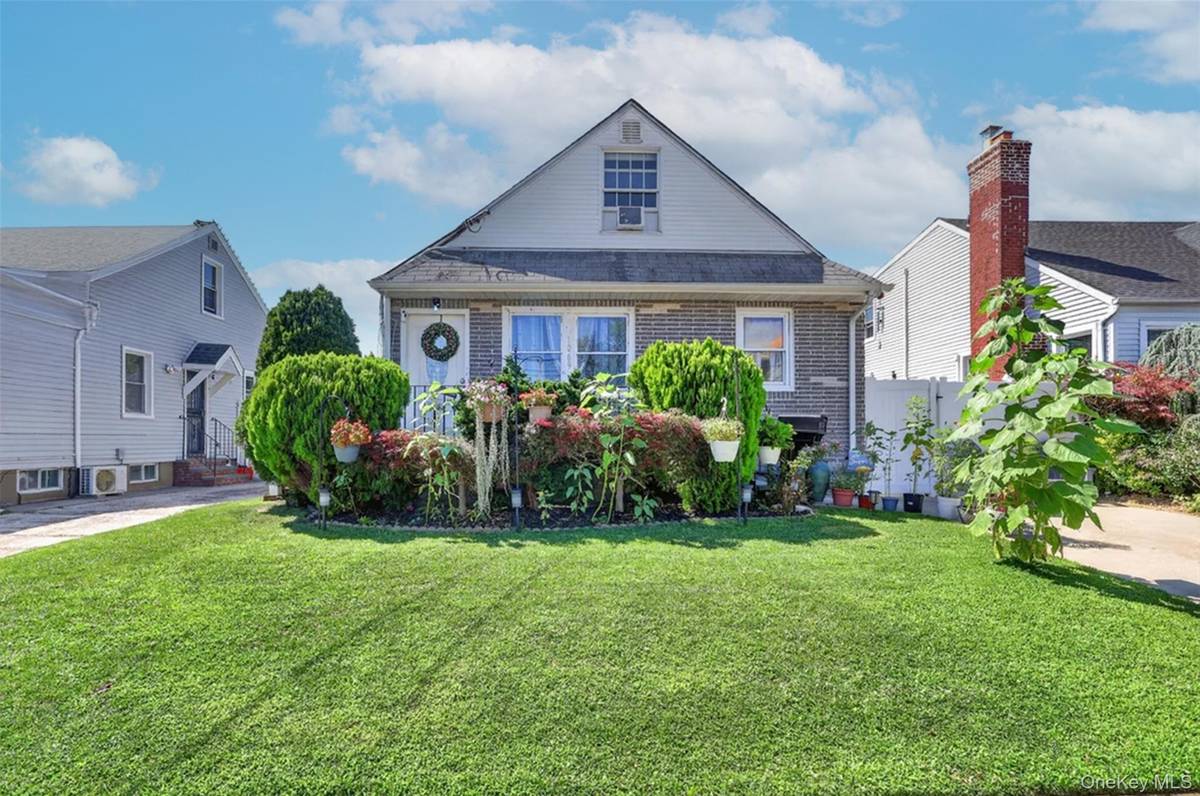 1069 Phoebe ST, Franklin Square, NY 11010