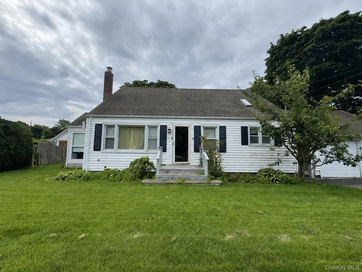 80 E Lakewood ST, Patchogue, NY 11772
