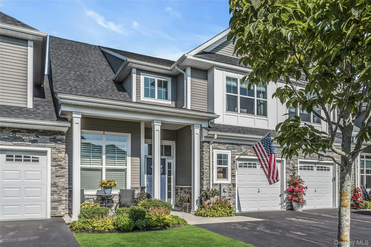 176 Towering Moon LN, Yaphank, NY 11980