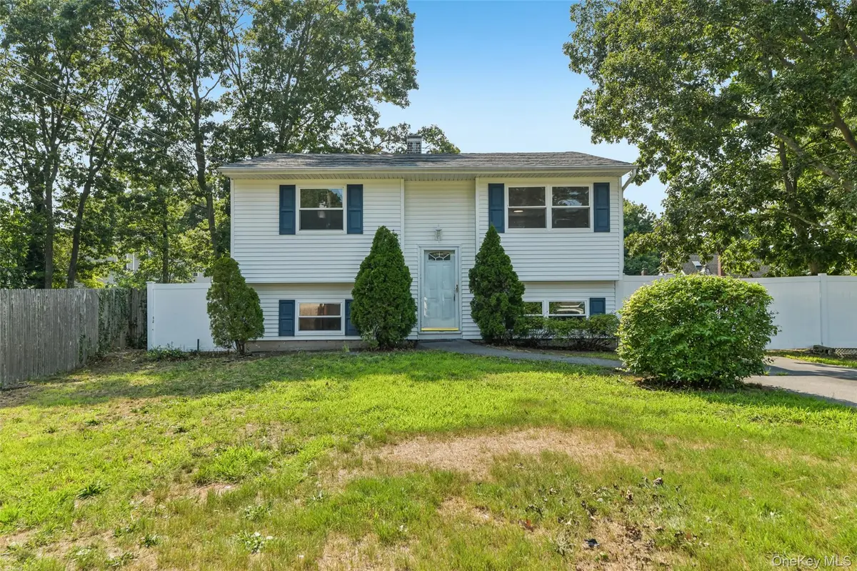 4 Beechwood DR, Shirley, NY 11967