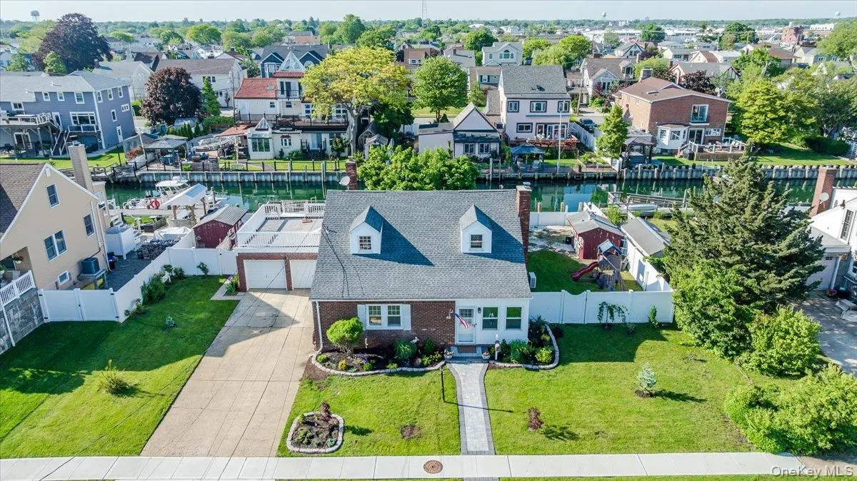 48 W 3rd ST, Freeport, NY 11520