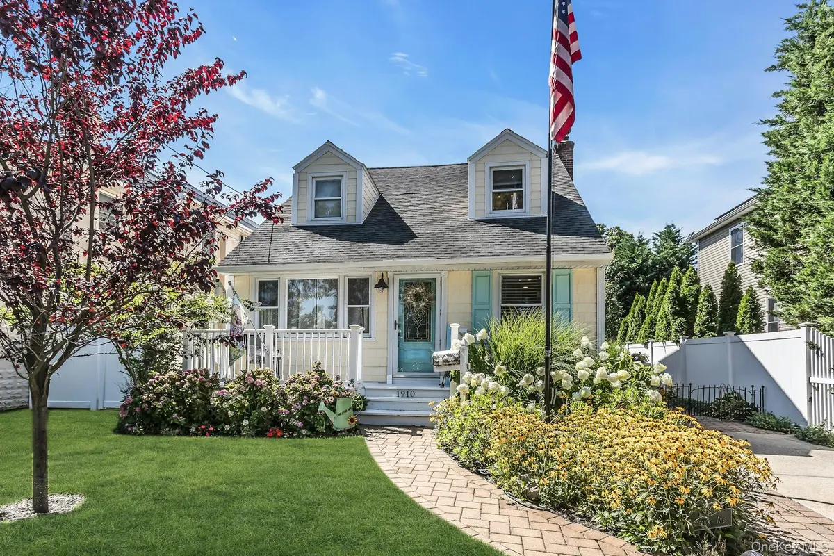 1910 Frederick AVE, Merrick, NY 11566