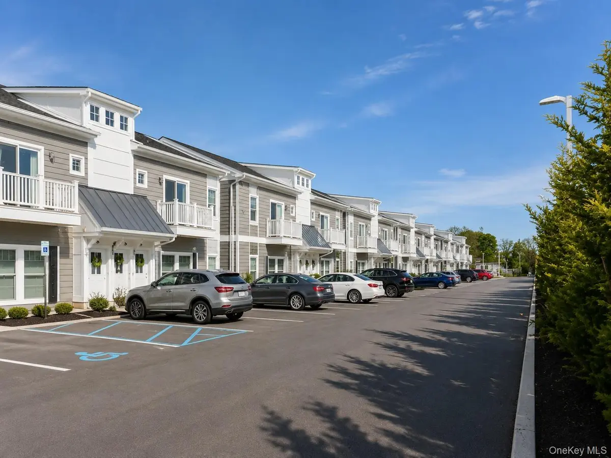 515 Jackson AVE #27 Gail Grace North, Lindenhurst, NY 11757