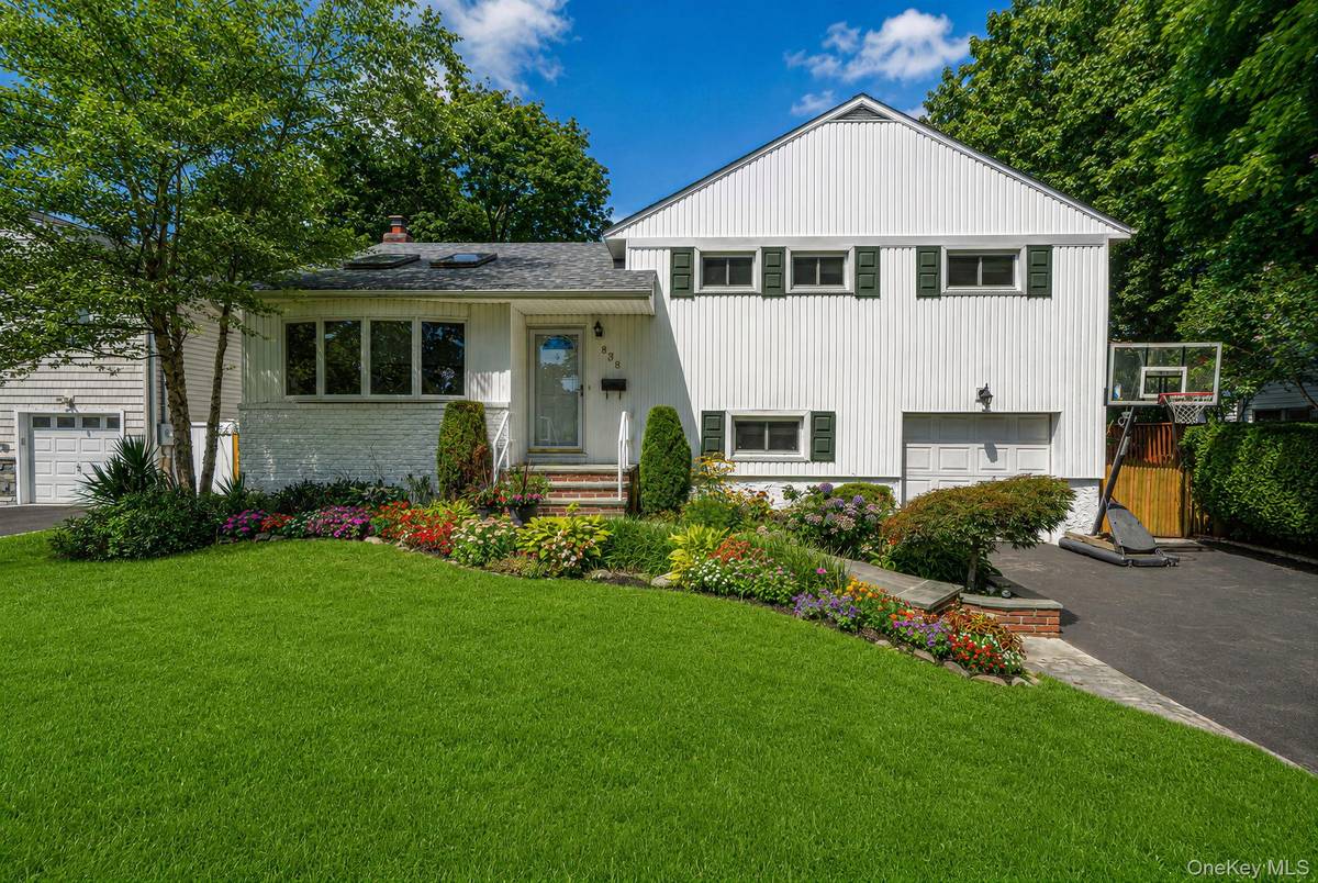 838 Virginia AVE, North Bellmore, NY 11710