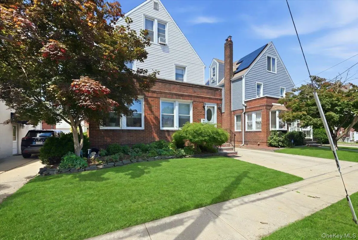 547 N 11th ST, New Hyde Park, NY 11040