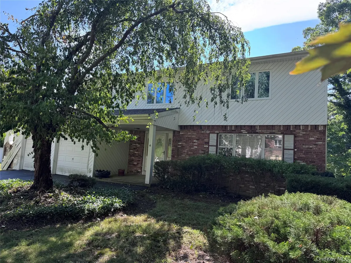 16 Herrick AVE, Dix Hills, NY 11746