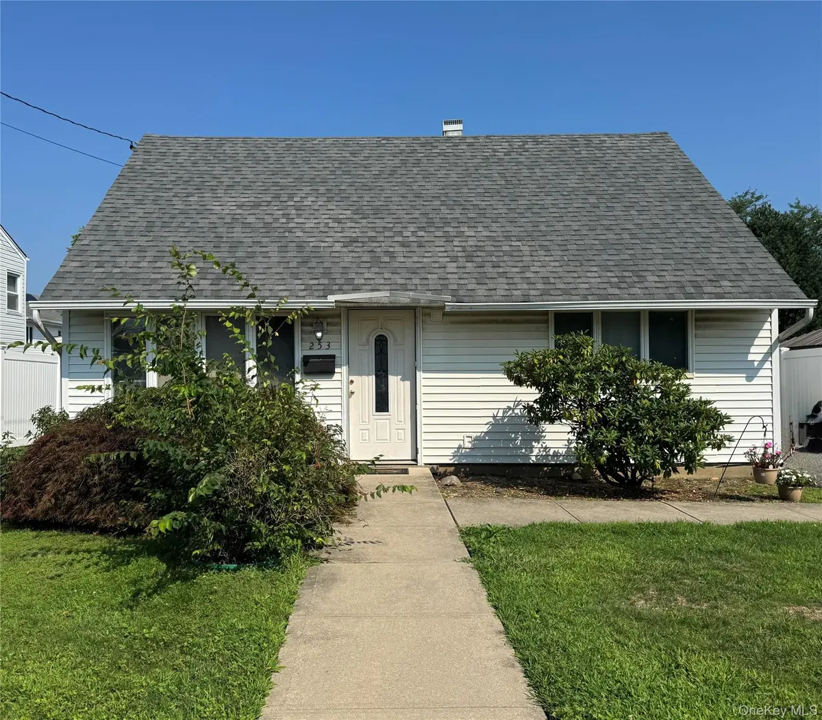 253 Forest AVE, Massapequa, NY 11758