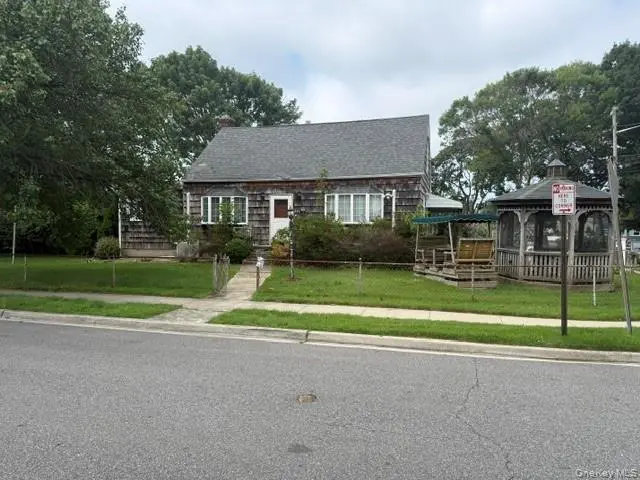 2 Ivy ST, Farmingdale, NY 11735
