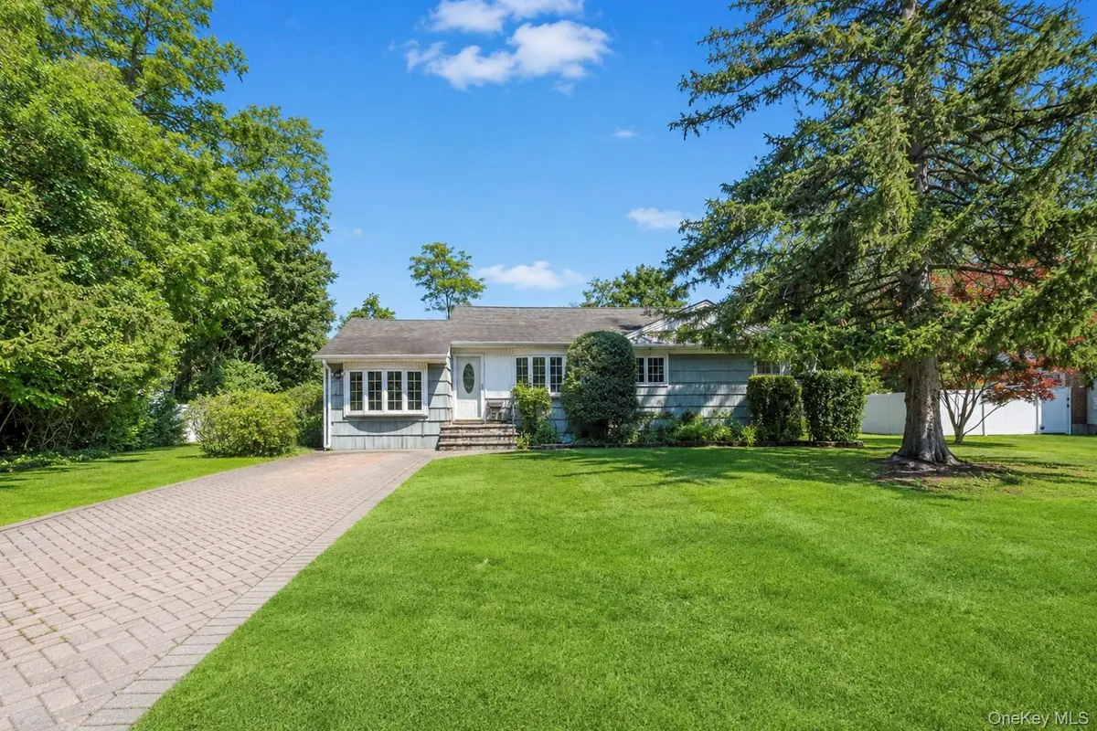 1 Dale LN, Smithtown, NY 11787