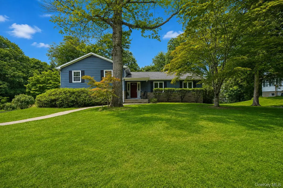 58 Edgehill DR, Wappingers Falls, NY 12590