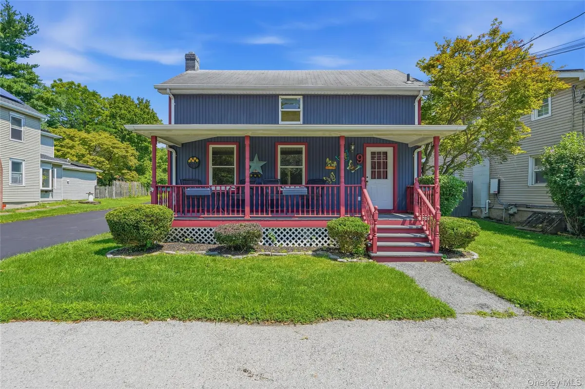 9 Maple ST, Glenham, NY 12527