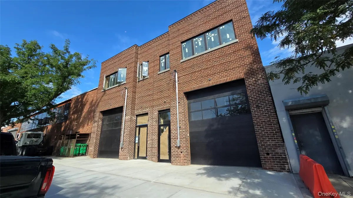 18-26 Steinway ST, Astoria, NY 11105