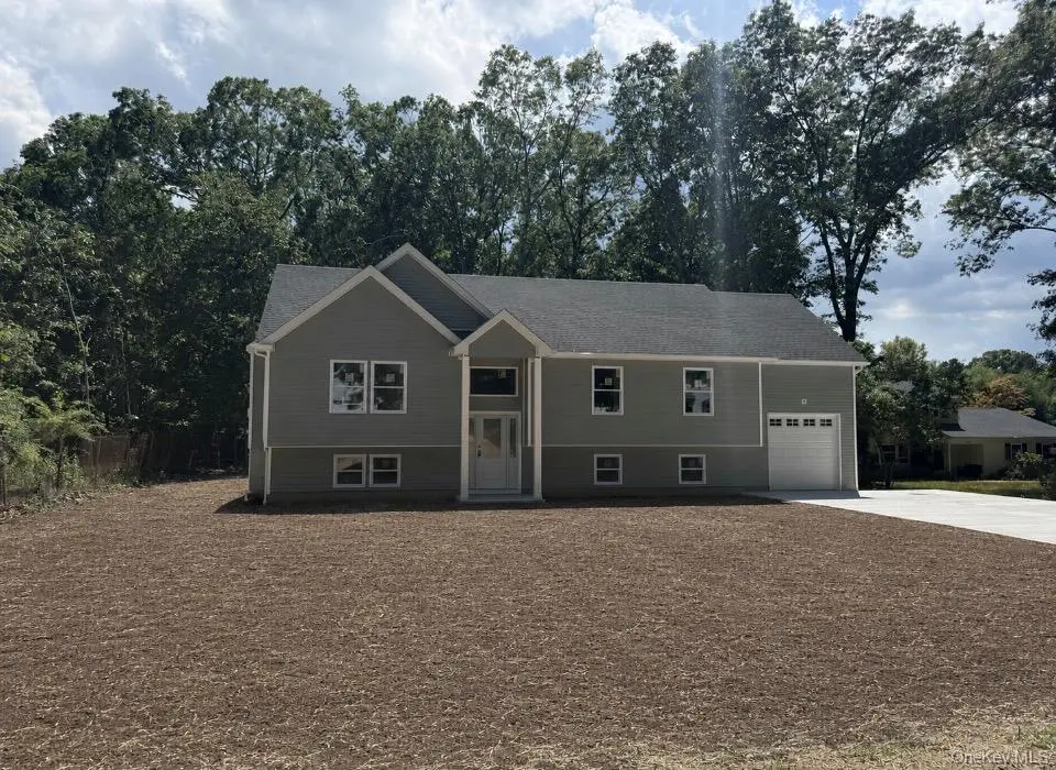 6 Scout TRL, Ridge, NY 11961