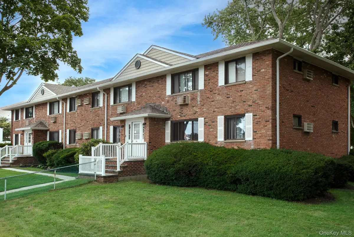 20 Perry BLVD #1, Lindenhurst, NY 11757