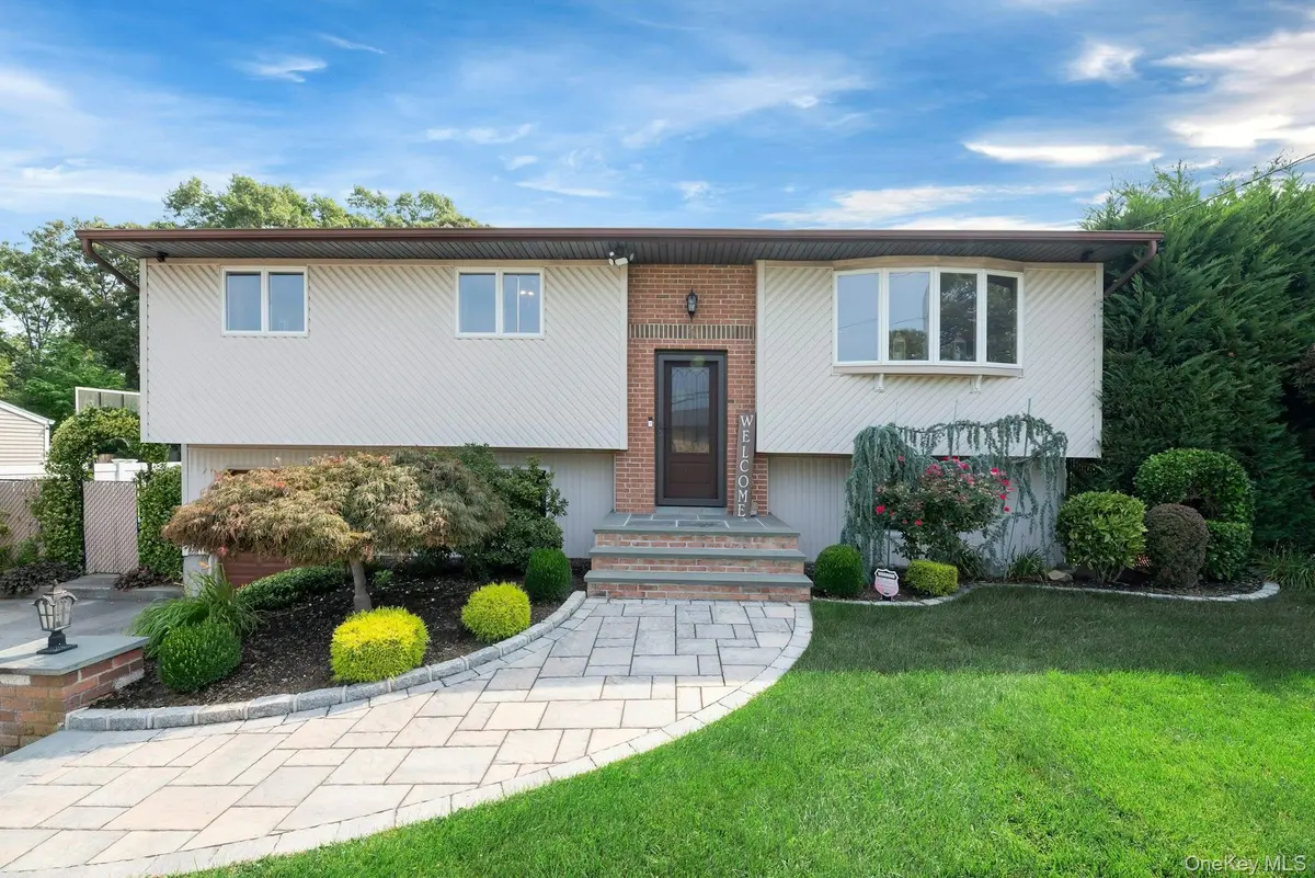 9 Urban DR, Selden, NY 11784