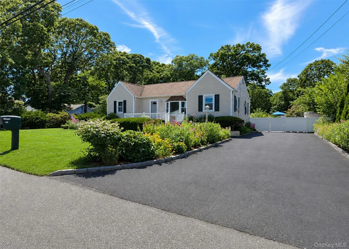 102 Magnolia DR, Selden, NY 11784