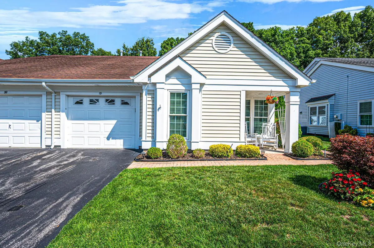 19 Sayville CT, Ridge, NY 11961