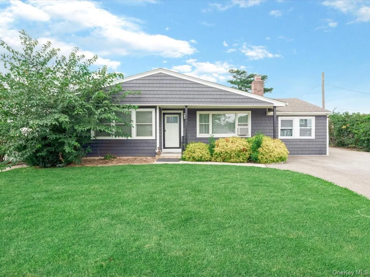 14 Lois LN, Farmingdale, NY 11735