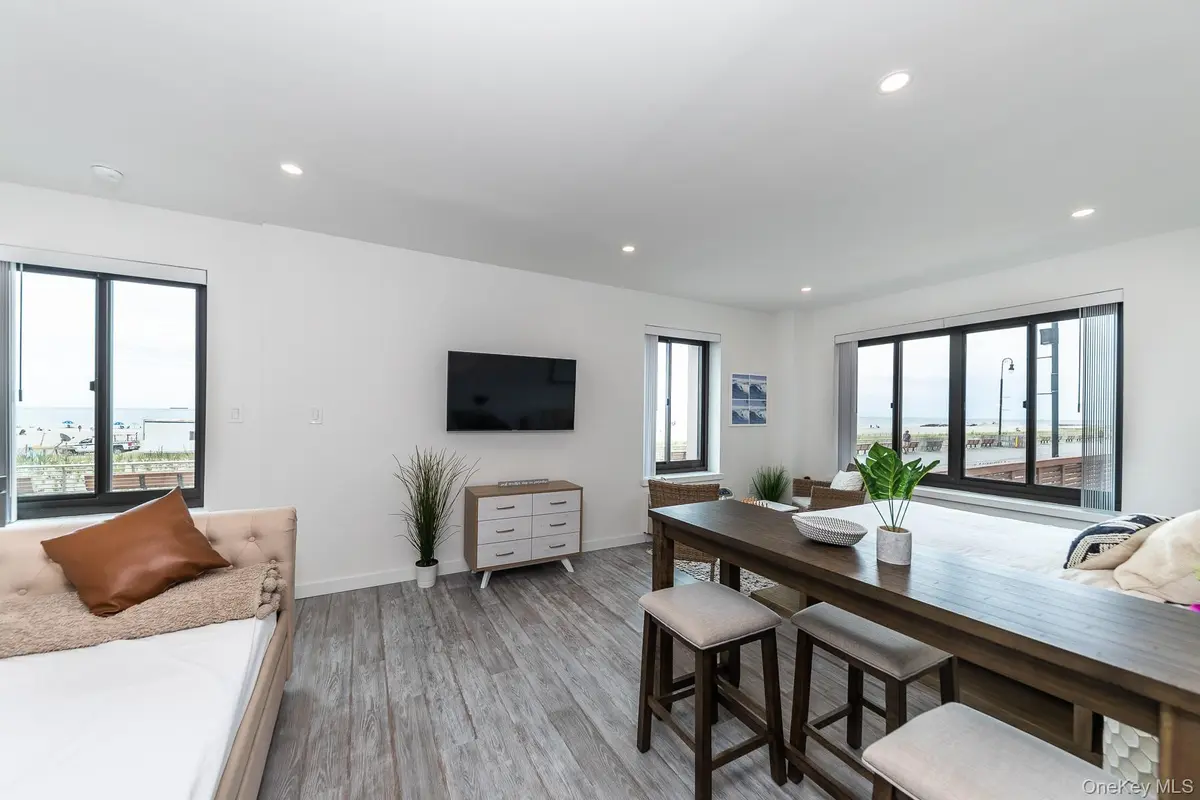 100 W Broadway #1H, Long Beach, NY 11561