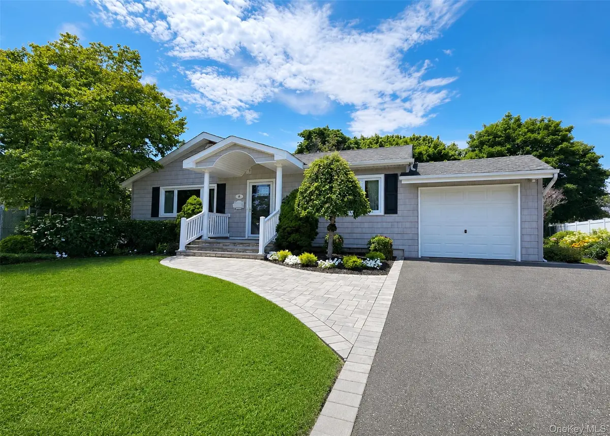 8 Starlight DR, Commack, NY 11725