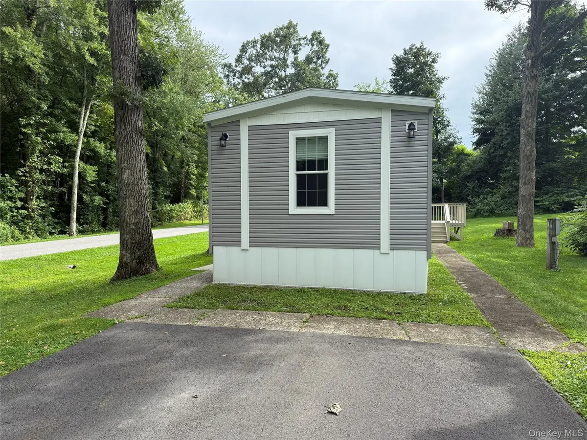 127 Woodcrest DR, Modena, NY 12548
