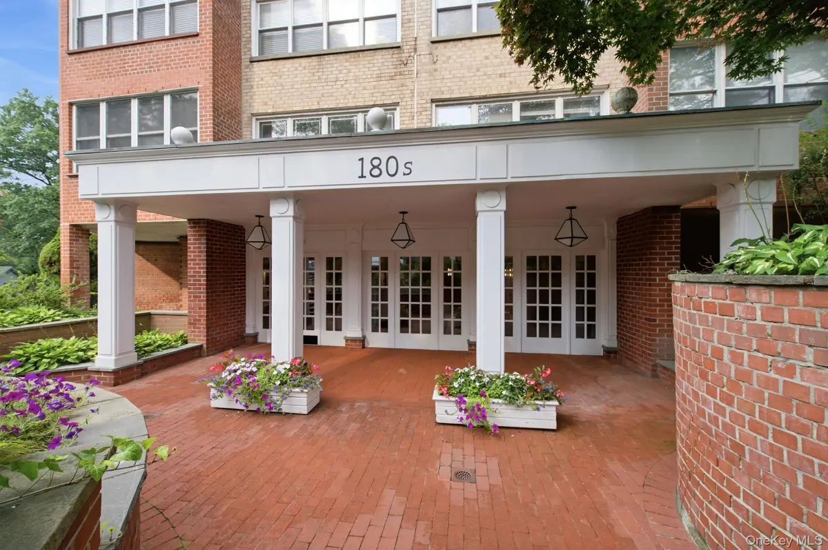 180 South Middle Neck #1P, Great Neck, NY 11021