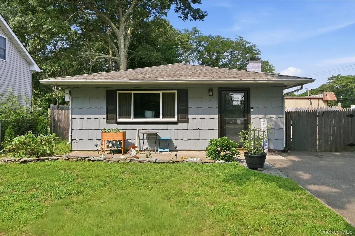8 Roberts ST, Mastic, NY 11950