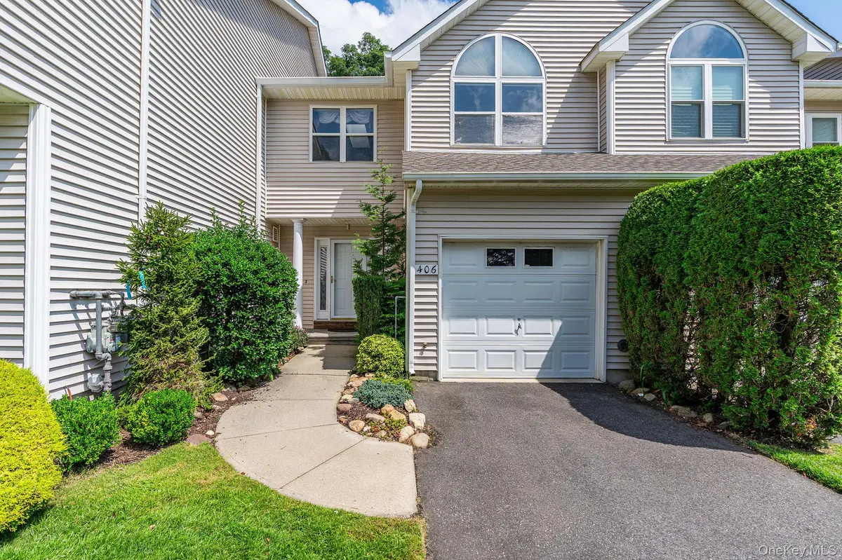 406 Willow Pond DR, Riverhead, NY 11901