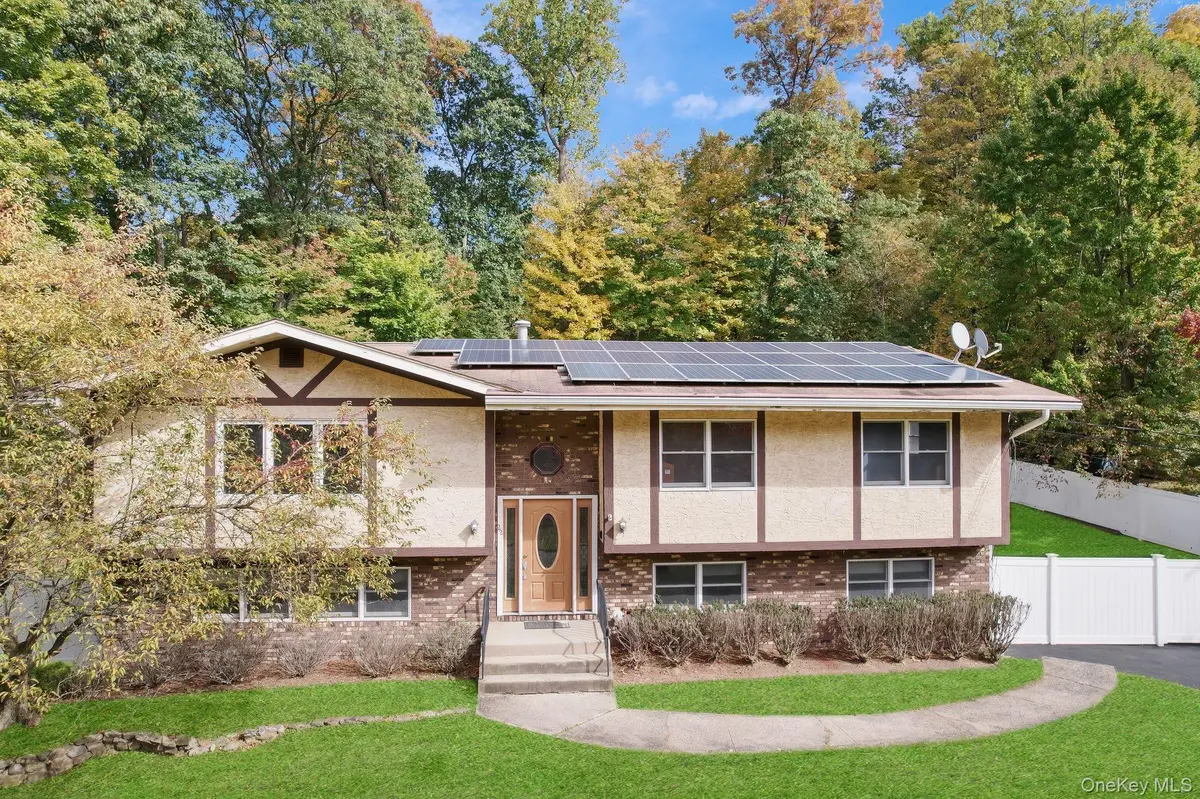22 N Lorna LN, Airmont, NY 10952