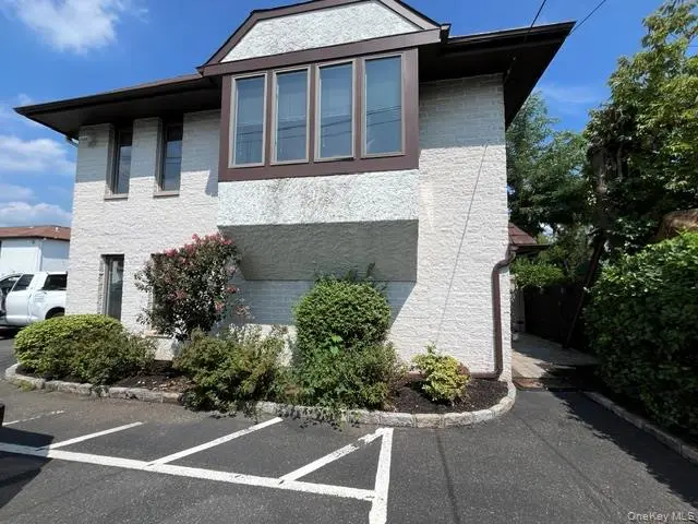42 Sintsink DR #1, Port Washington, NY 11050