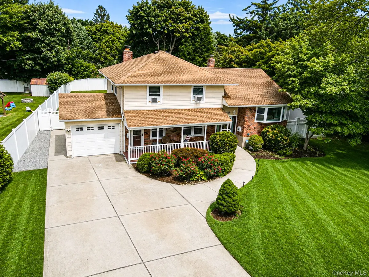 25 Dudley LN, Kings Park, NY 11754