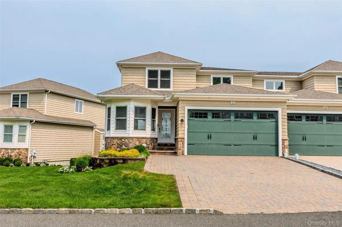 35 Theresa LN, Port Jefferson, NY 11777