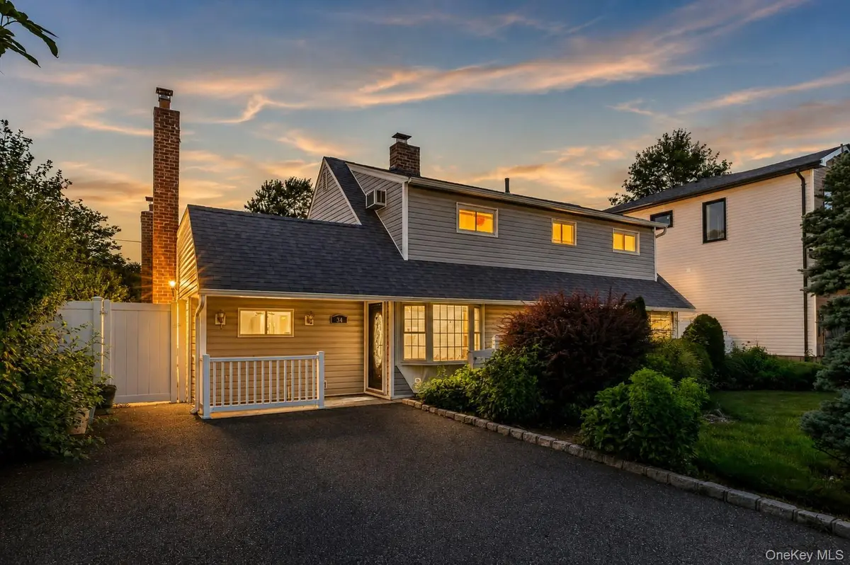34 Hedge LN, Westbury, NY 11590
