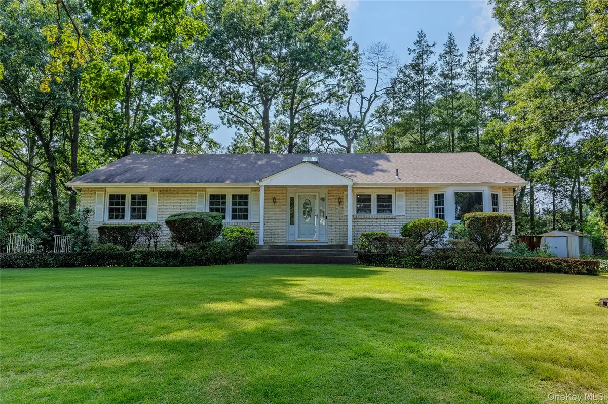 2 Erita LN, Smithtown, NY 11787