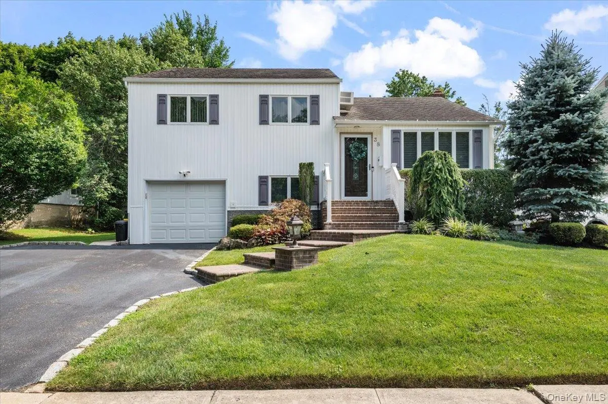 38 Briarwood LN, Plainview, NY 11803