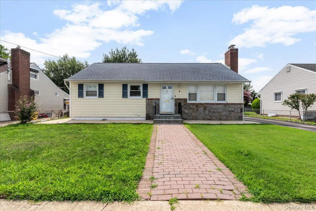 4 Cecil PL, Hicksville, NY 11801