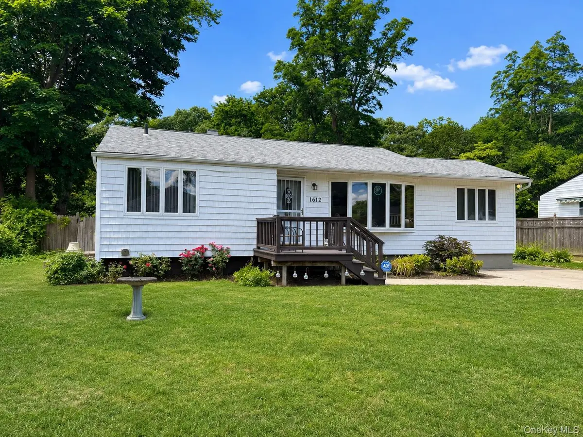 1612 N Gardiner DR, Bay Shore, NY 11706