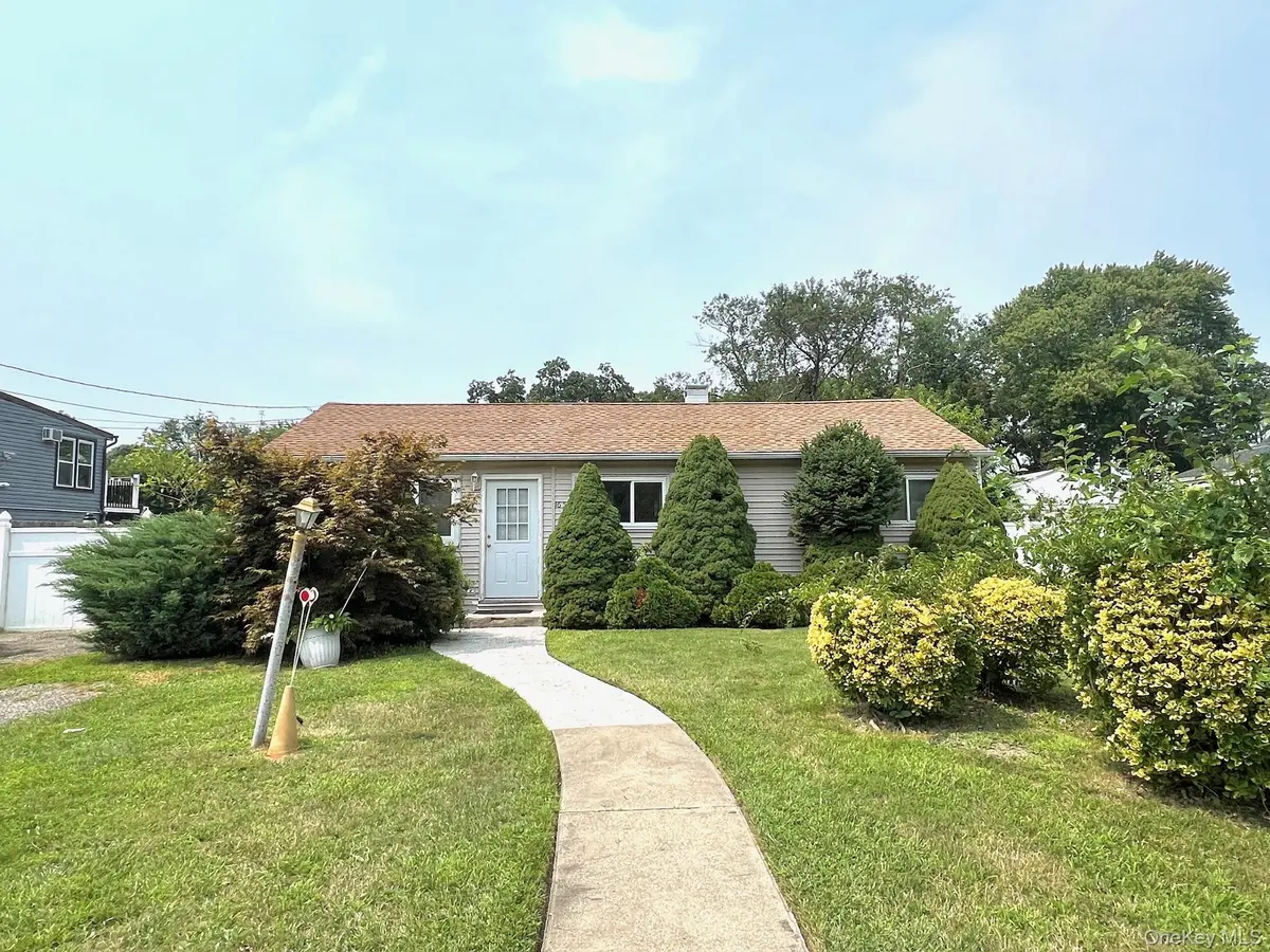 1656 N Thompson DR, Bay Shore, NY 11706