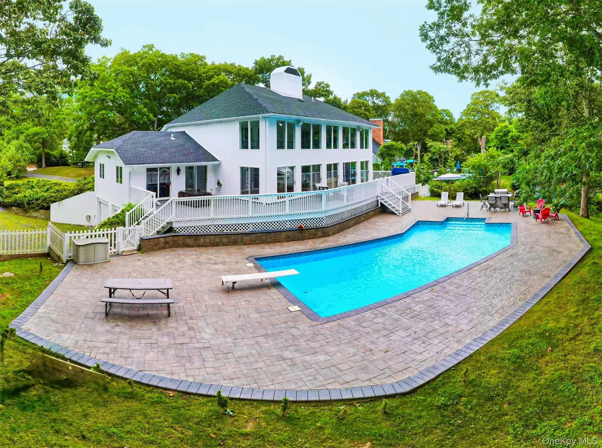 19 Bay Woods DR, Hampton Bays, NY 11946