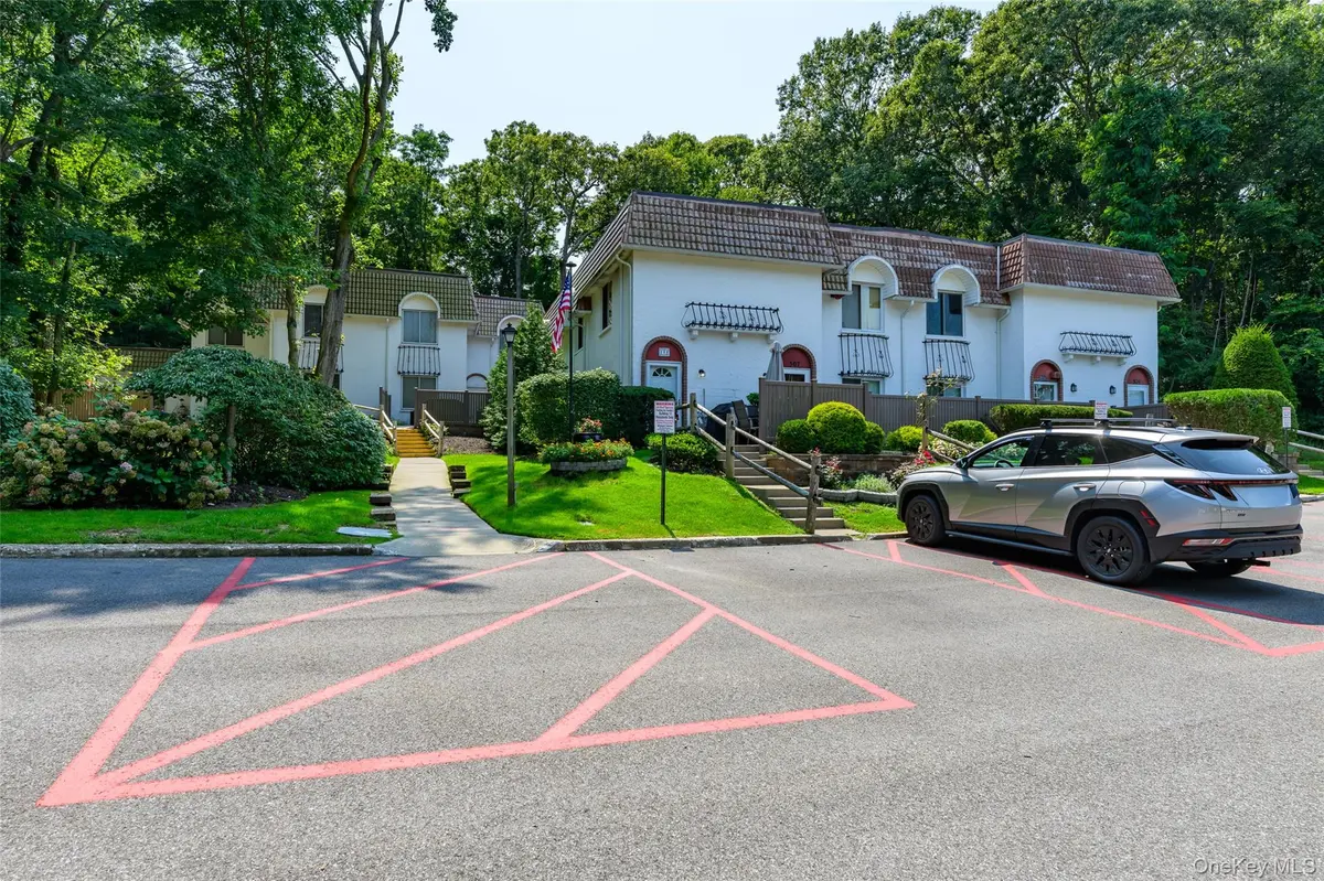 297 Brettonwoods DR, Coram, NY 11727