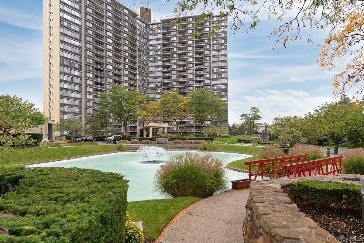 1 Bay Club DR #18L, Bayside, NY 11360